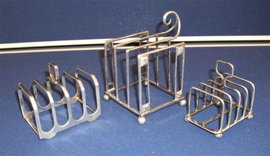 Appraisal: George V silver toast rack with scrolling handle four divisions