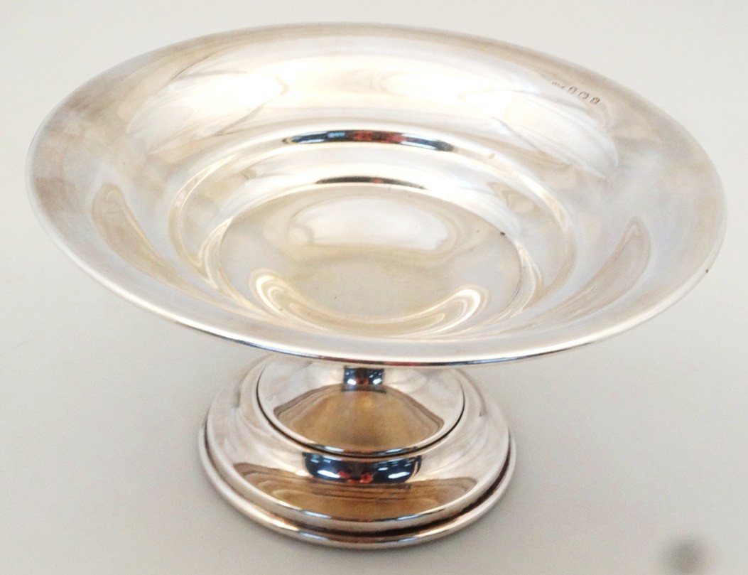 Appraisal: A George VI silver footed bowl the circular top on