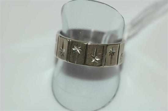 Appraisal: AN ENGRAVED WEDDING BAND IN CT WHITE GOLD