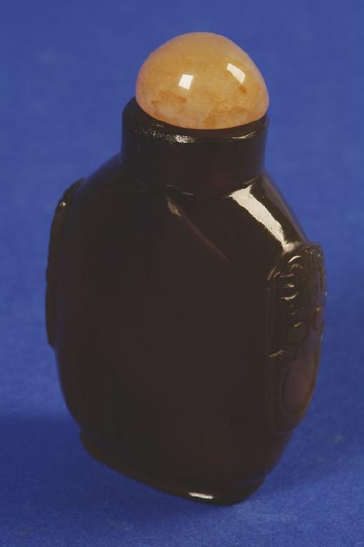 Appraisal: A CHINESE HARDSTONE SNUFF BOTTLE of flattened ovoid form with