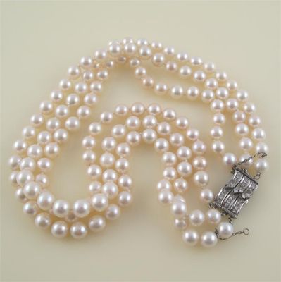 Appraisal: A three row cultured pearl necklace the pearls measure to