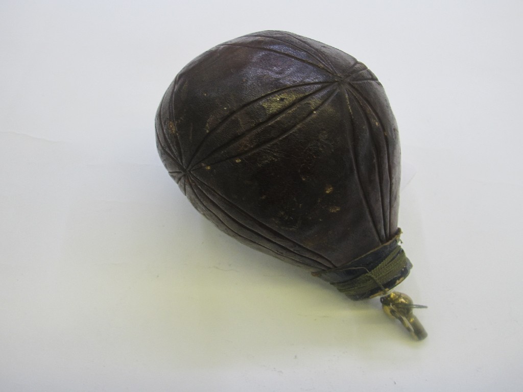 Appraisal: A gourd powder flask