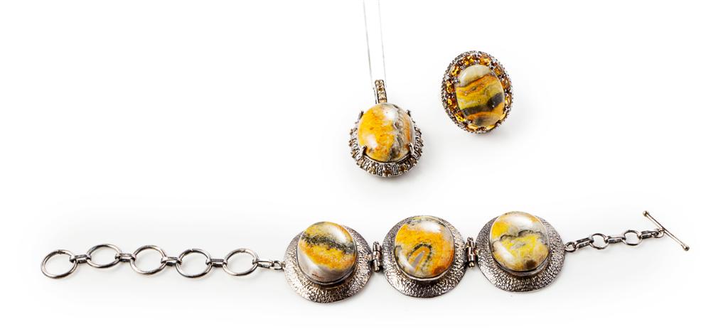 Appraisal: An agate and citrine set suite all set in white