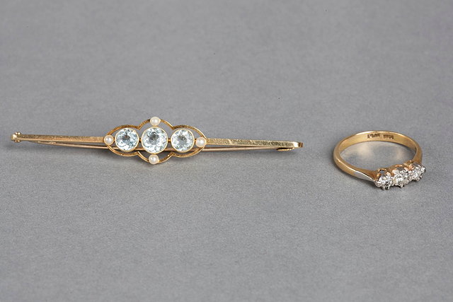 Appraisal: A THREE STONE AQUAMARINE AND PEARL SET BAR BROOCH stamped