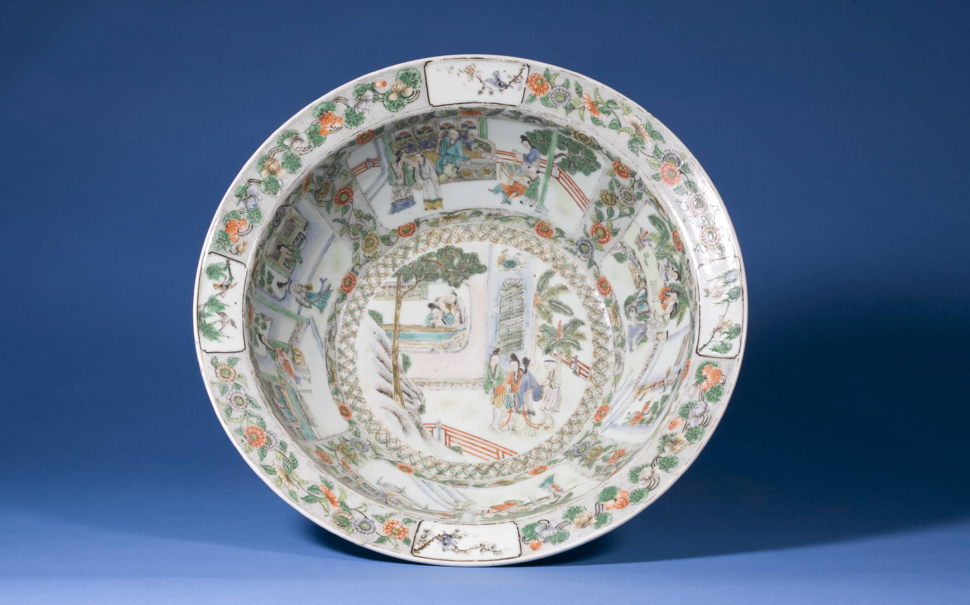 Appraisal: CHINESE EXPORT PORCELAIN FAMILLE VERTE BOWL WITH MANDARIN FIGURAL RESERVES