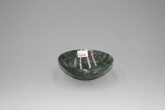 Appraisal: A bowl carved from a single piece of moss agate