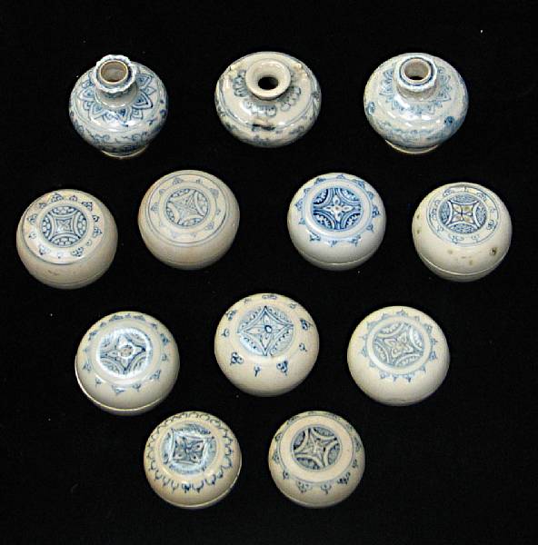 Appraisal: A selection of twelve blue and white small items Late