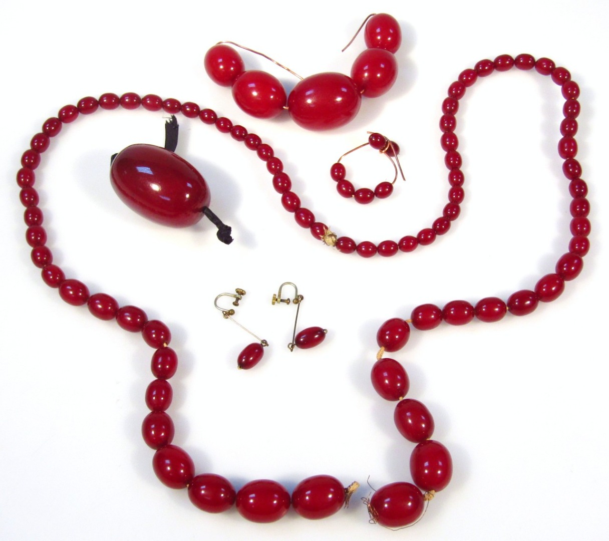 Appraisal: A quantity of red stained amber to include various beads