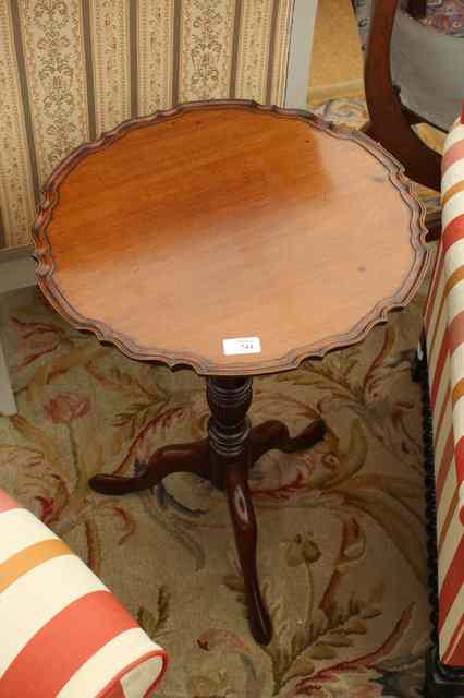 Appraisal: A GEORGIAN STYLE MAHOGANY PIE CRUST TOP OCCASIONAL TABLE on