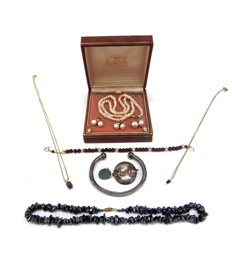 Appraisal: A quantity of costume jewellery including a gold and garnet