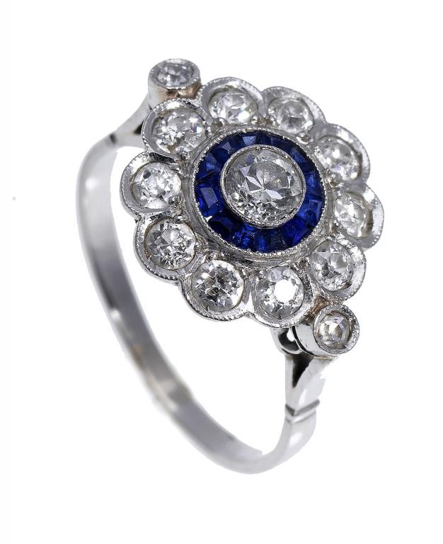 Appraisal: A SAPPHIRE AND DIAMOND CLUSTER RING the central diamond collet