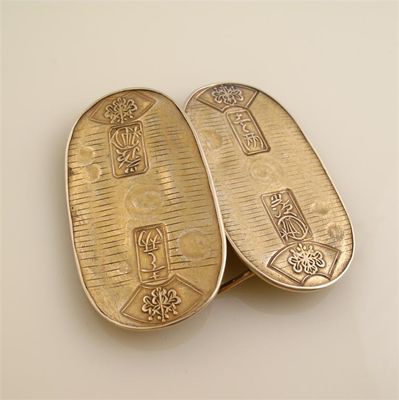 Appraisal: A buckle formed from a pair of Japanese gold oval