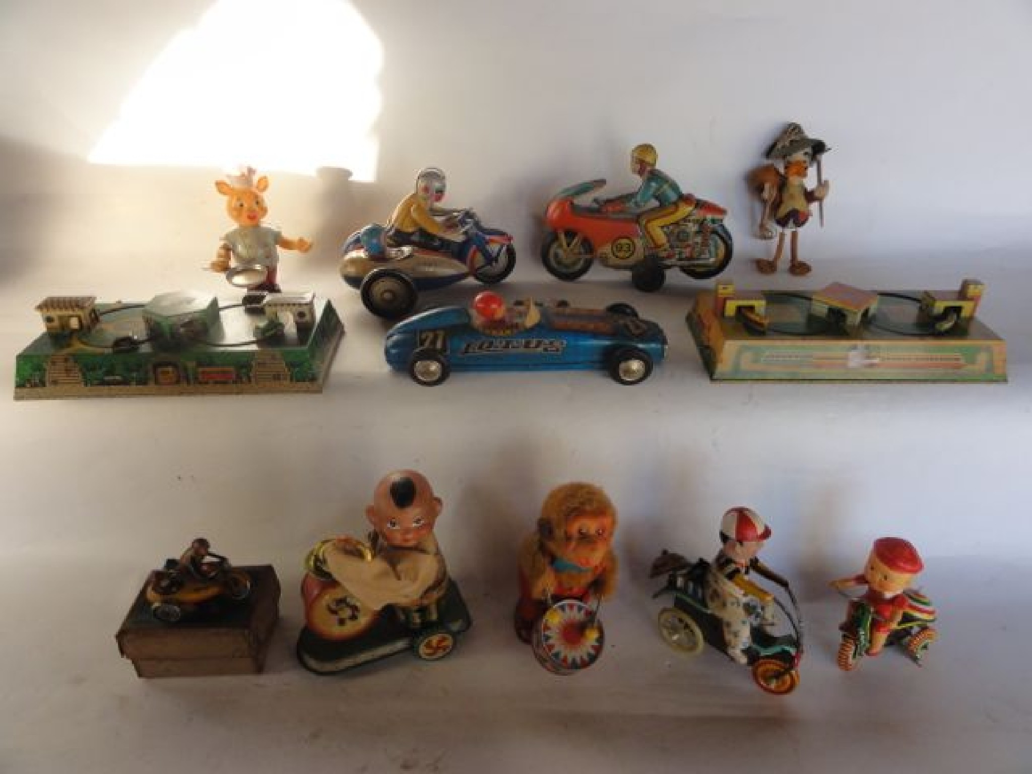 Appraisal: A selection of vintage toys to include a pair of