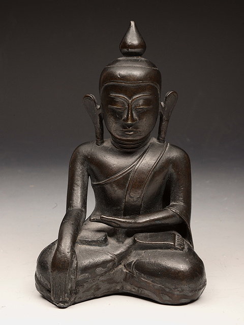 Appraisal: AN ANTIQUE CHINESE BRONZE FIGURE of a seated Bhudda in