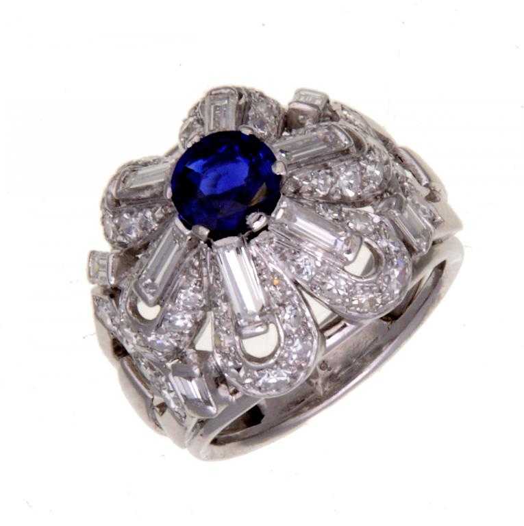 Appraisal: A SAPPHIRE AND DIAMOND COCKTAIL RING the central sapphire above