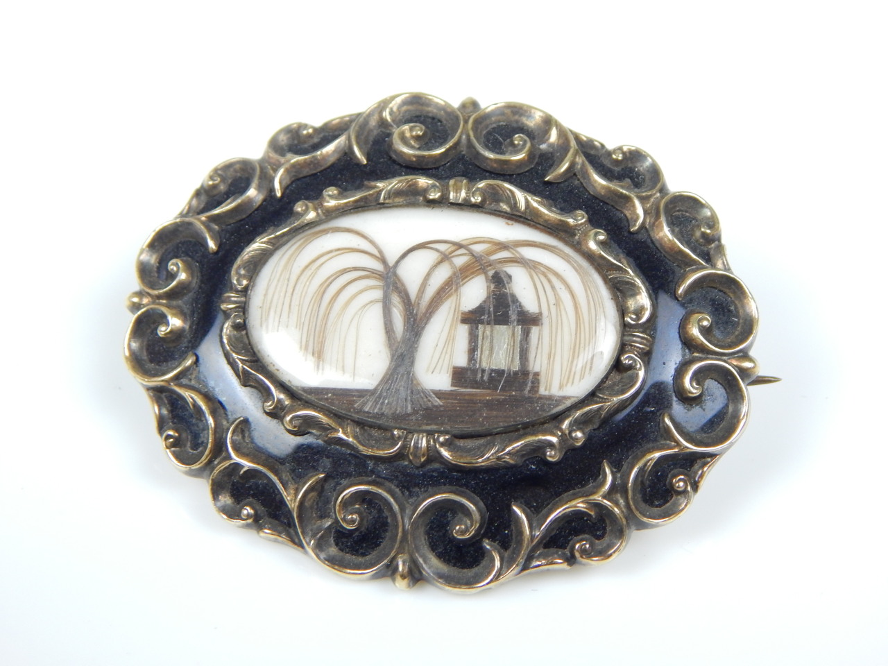 Appraisal: A Victorian mourning brooch inset with depiction of tree made