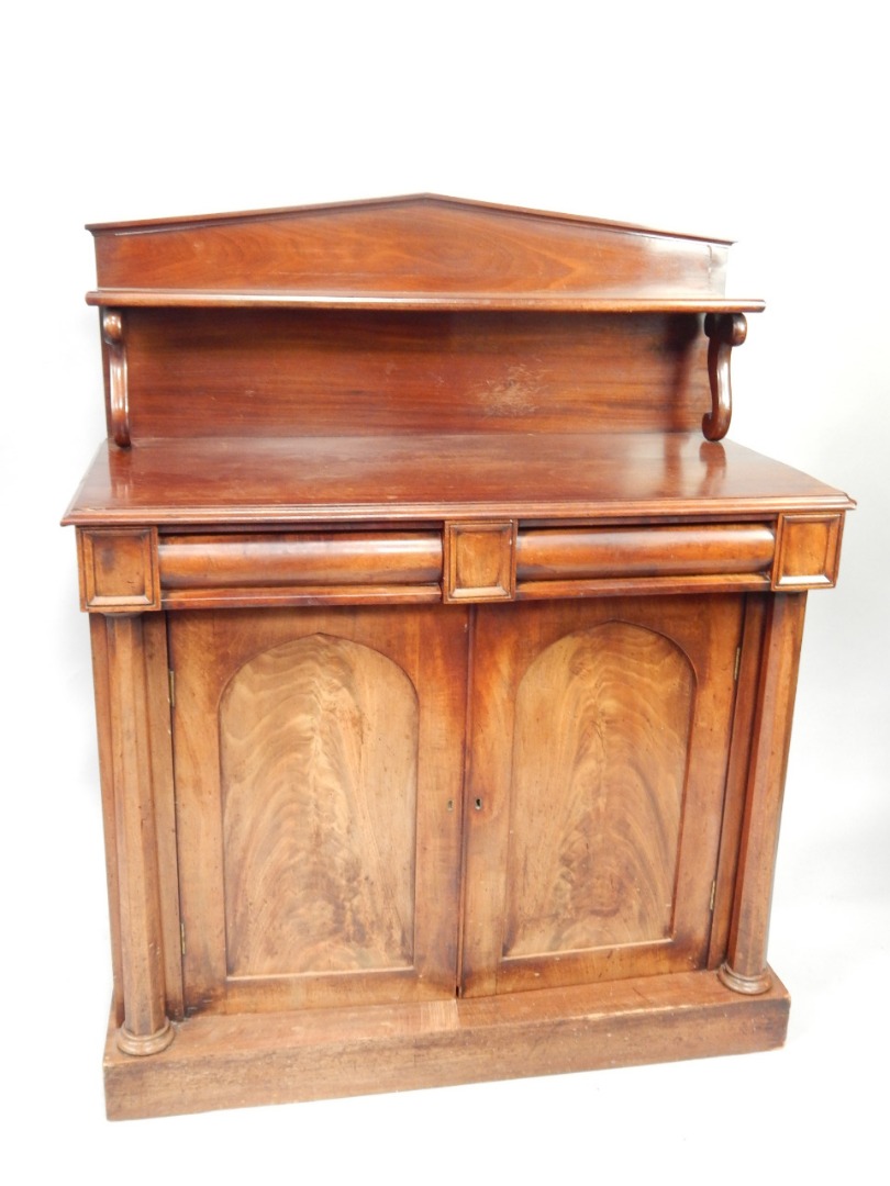 Appraisal: An early Victorian mahogany chiffonier with formal arched gallery back