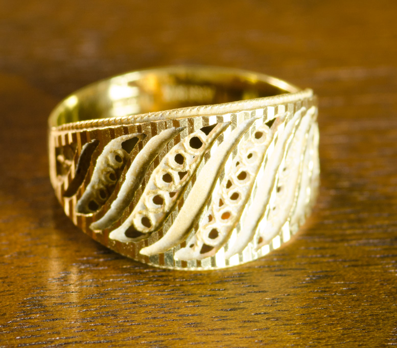 Appraisal: EIGHTEEN KARAT YELLOW GOLD FILIGREE RING weighing grams and marked