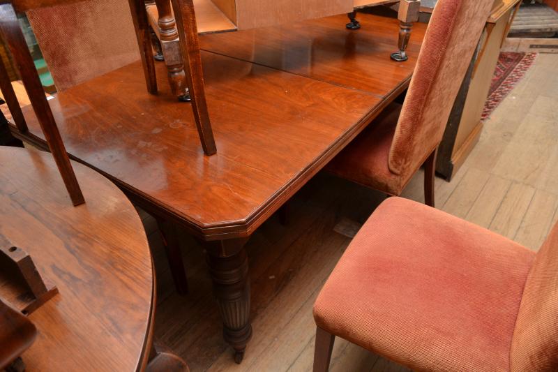 Appraisal: AN EDWARDIAN MAHOGANY EXTENSION DINING TABLE WITH TWO LEAVES AN