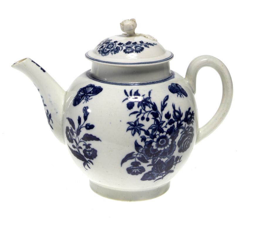 Appraisal: A FIRST PERIOD WORCESTER TEAPOT AND COVER of globular shape