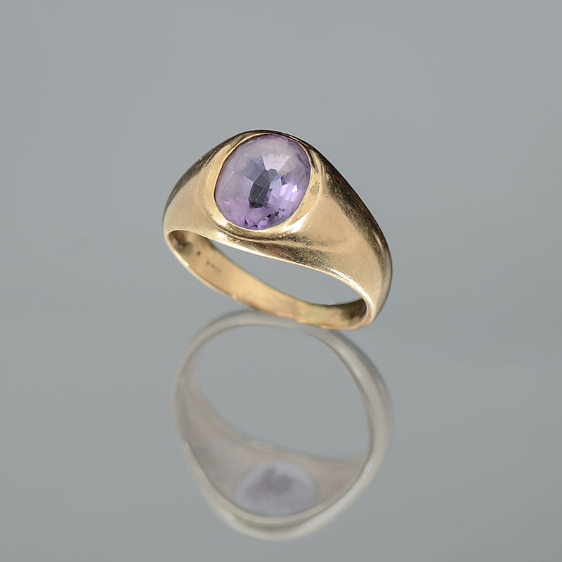 Appraisal: K AMETHYST RING K yellow gold ring contains one oval