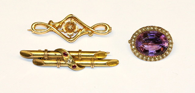 Appraisal: A DIAMOND SET BAR BROOCH in the form of a