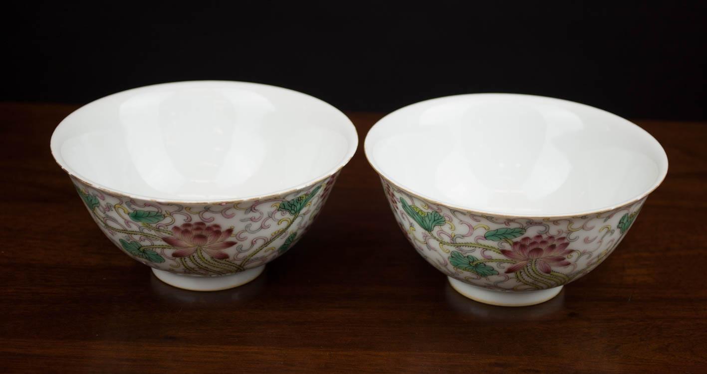 Appraisal: PAIR OF CHINESE FAMILLE ROSE PORCELAIN BOWLS the foot rims