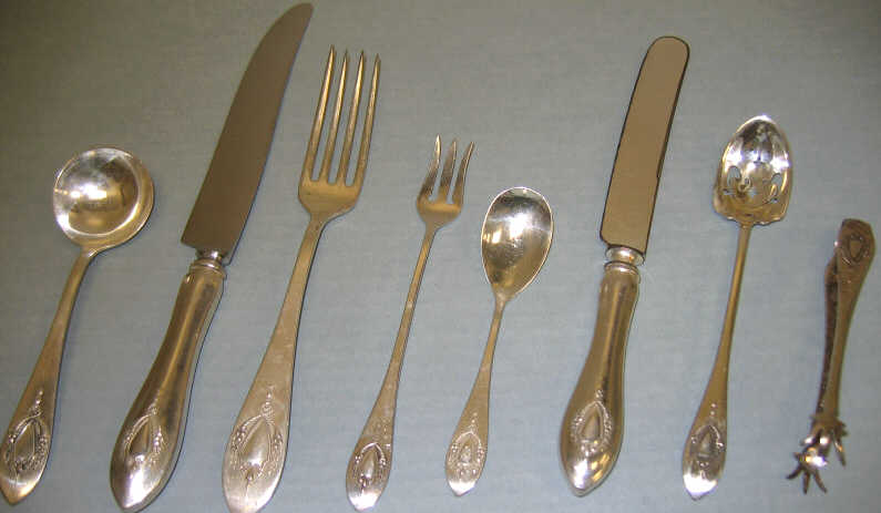 Appraisal: LUNT STERLING SILVER 'MOUNT VERNON' FLATWARE Comprising eleven dinner knives