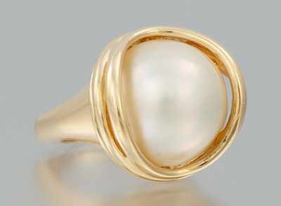 Appraisal: A Ladies' Mabe Pearl Ring k yellow gold ring set