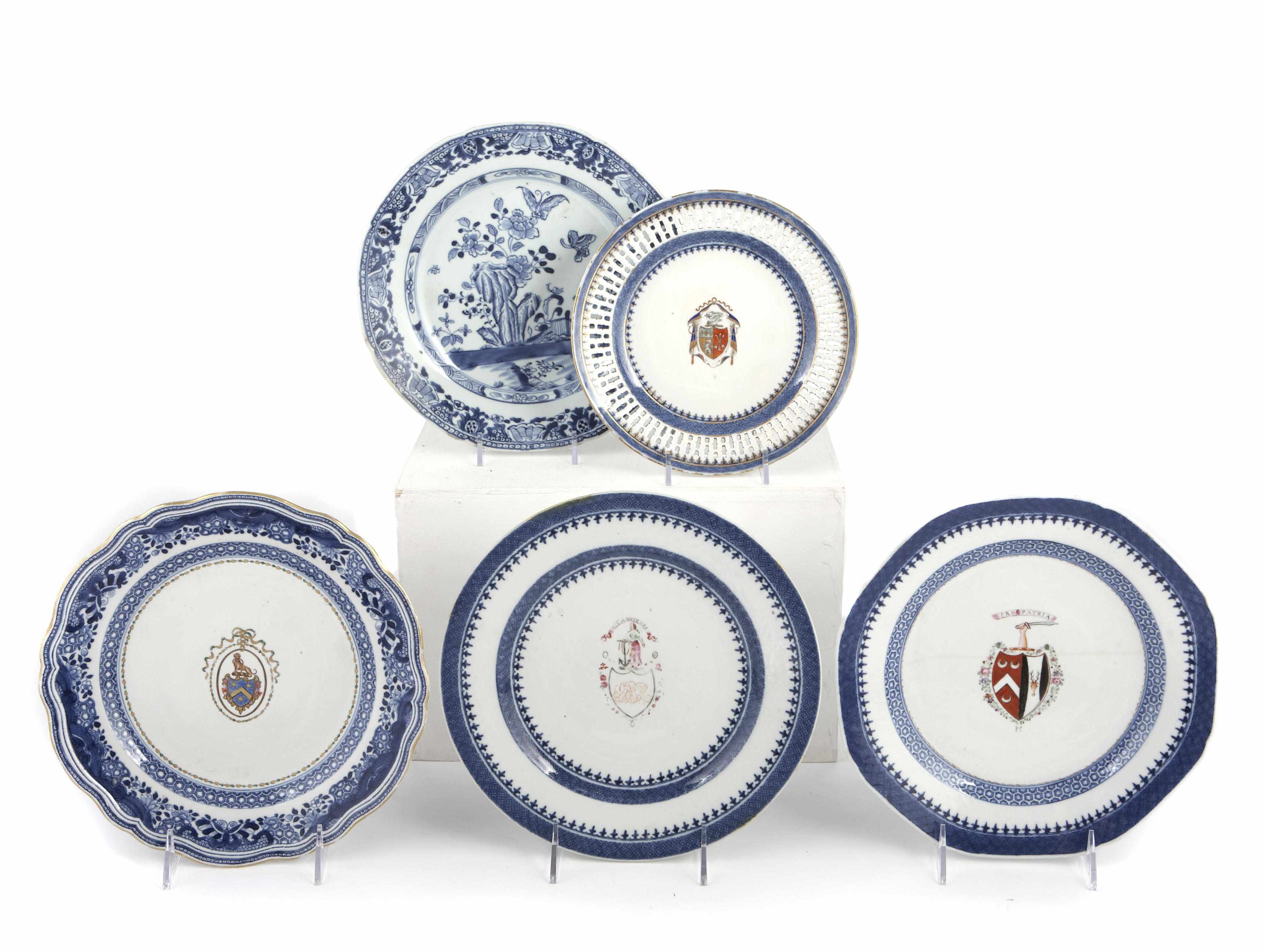 Appraisal: An assembled group of eight Chinese Export porcelain plates Six