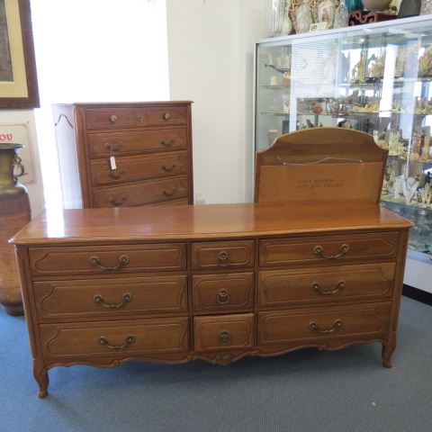 Appraisal: Davis Furniture Cherry Bedroom Set a nine drawer dress with