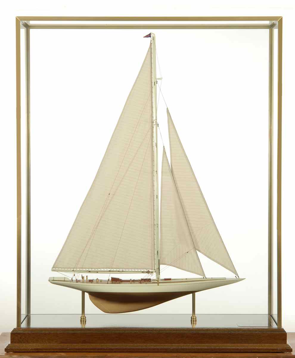 Appraisal: CASED SCALE MODEL OF THE AMERICA'S CUP DEFENDER RAINBOWRigged with