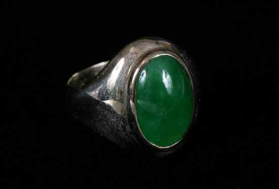 Appraisal: K YELLOW GOLD AND JADE RING Emerald green oval cabochon