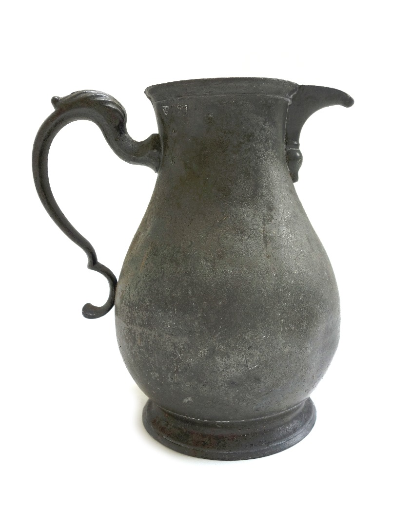 Appraisal: A quantity of mainly early th century pewter wares lidded