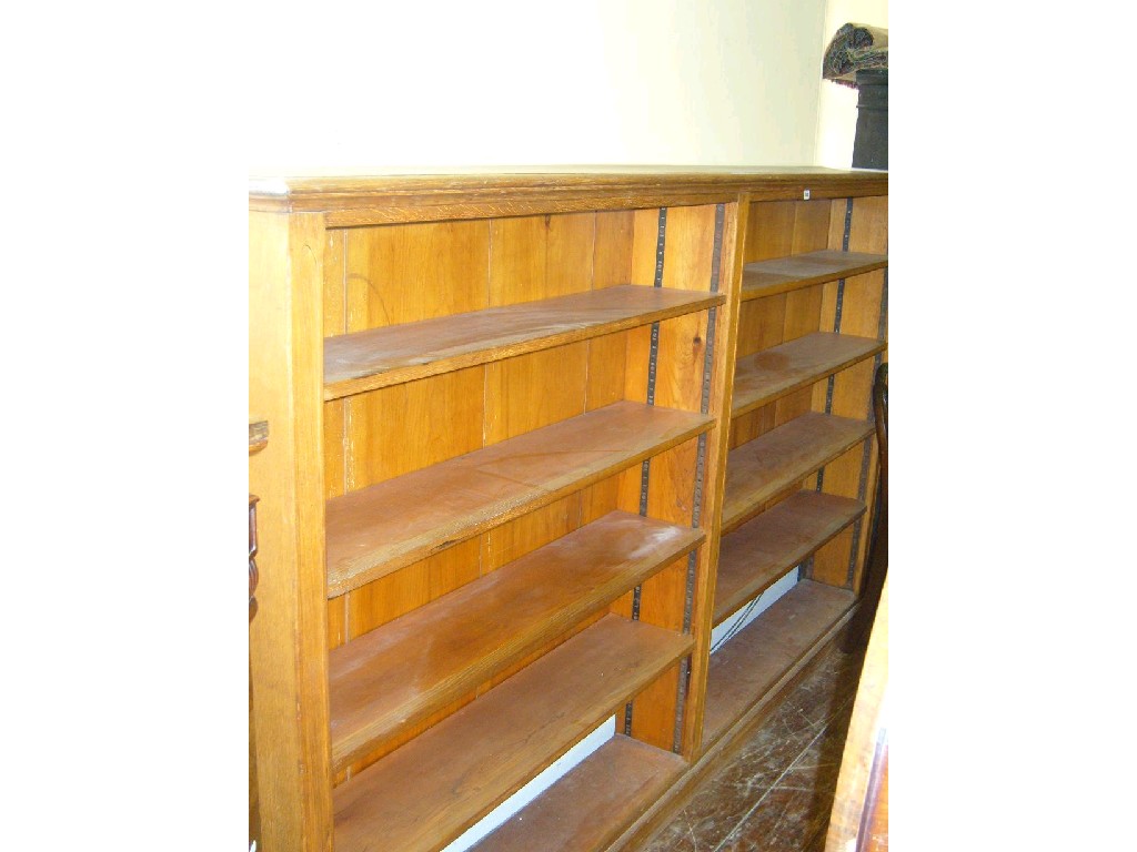 Appraisal: A large light oak free standing open bookcase with simple