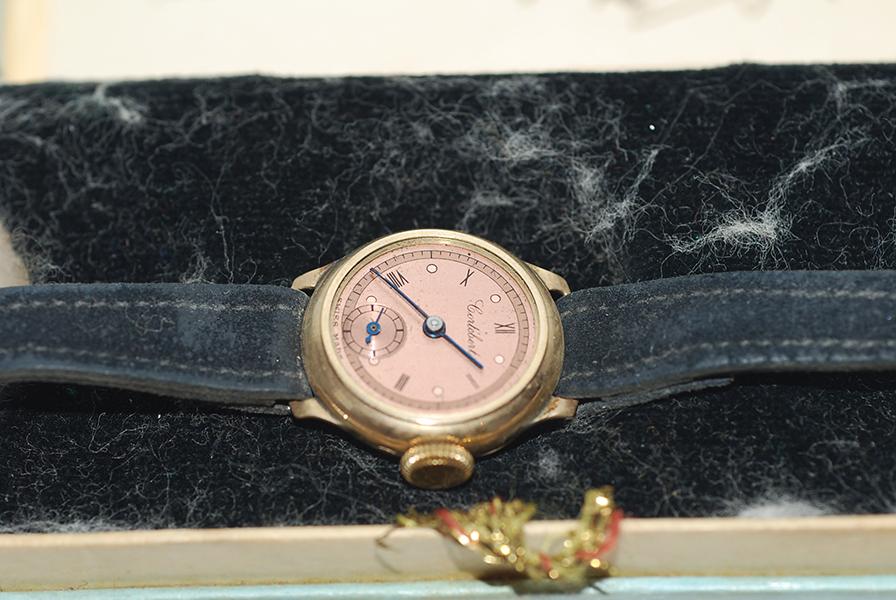 Appraisal: A LADIES GOLD WRISTWATCH A F A LADIES GOLD WRISTWATCH