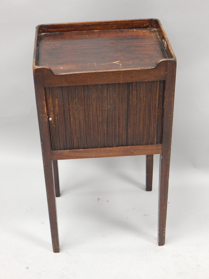 Appraisal: An early thC mahogany pot cupboard with a raised gallery