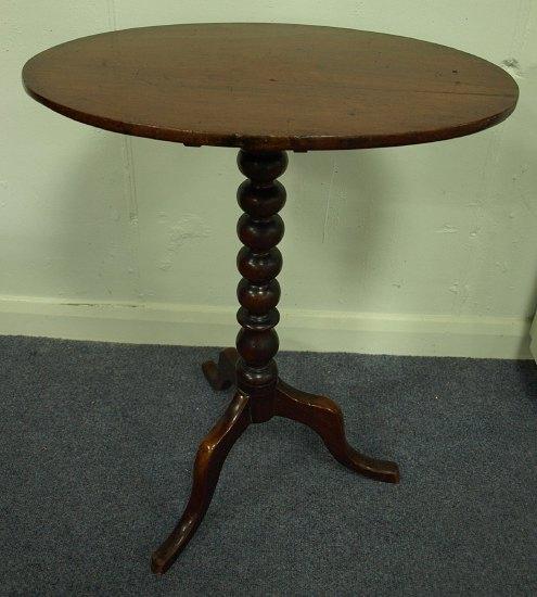 Appraisal: A mid Victorian mahogany oval table on a bobbin turned