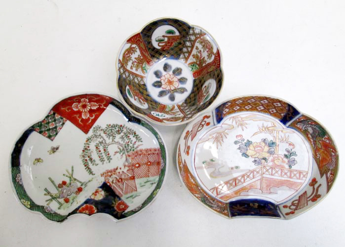 Appraisal: THREE JAPANESE IMARI PORCELAIN BOWLS a bat-shaped sushi bowl x