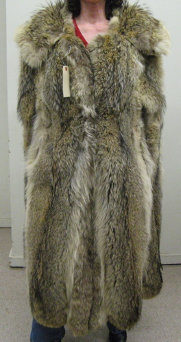 Appraisal: A LADY'S OR MAN'S NATURAL COYOTE FUR VEST COAT full