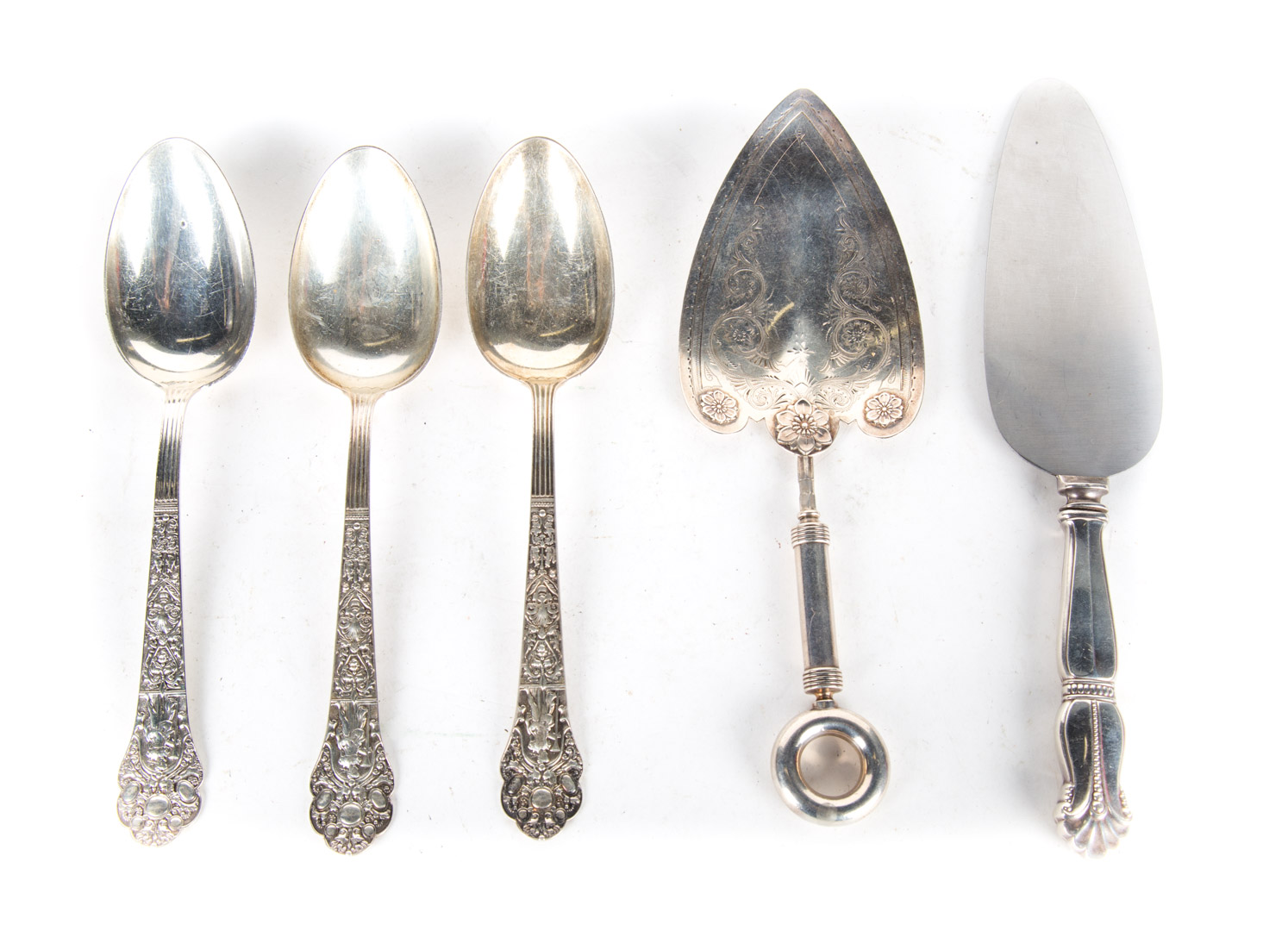 Appraisal: th century sterling coin silver serving pieces comprising three Gorham