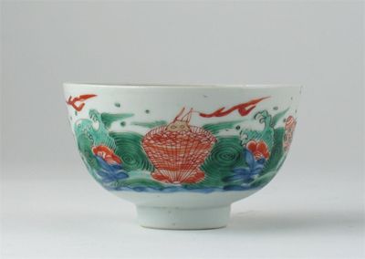 Appraisal: A Chinese famille verte bowl painted with seashells amidst breaking