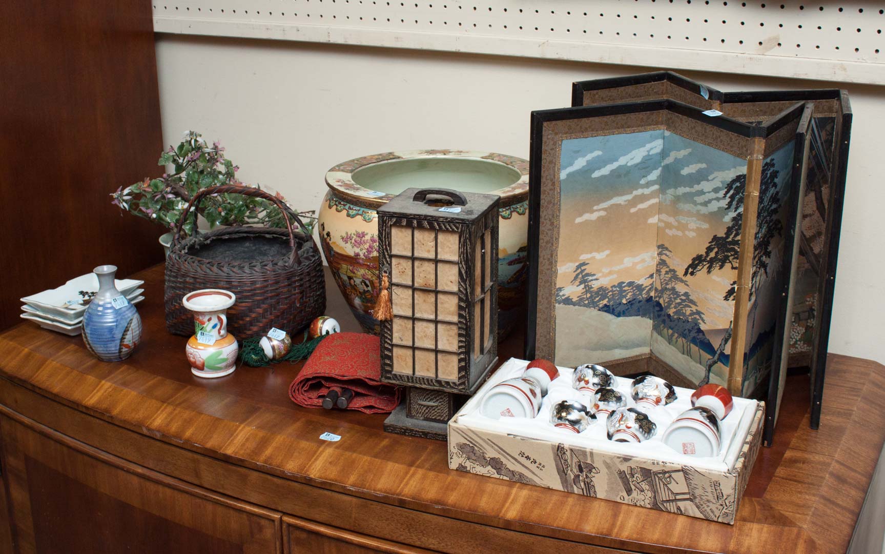 Appraisal: Assorted oriental items including two screens boxed Sakai set lantern