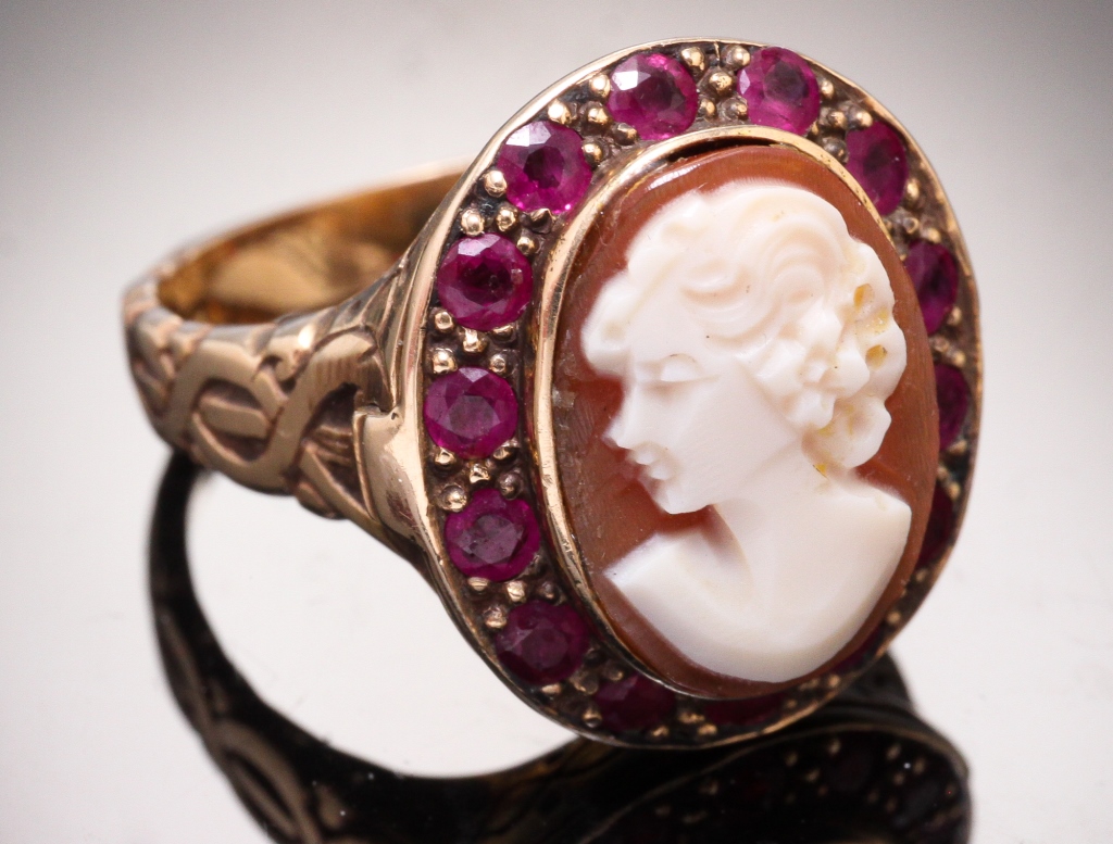 Appraisal: UNUSUAL K GOLD CAMEO AND RUBY POISON RING Early th