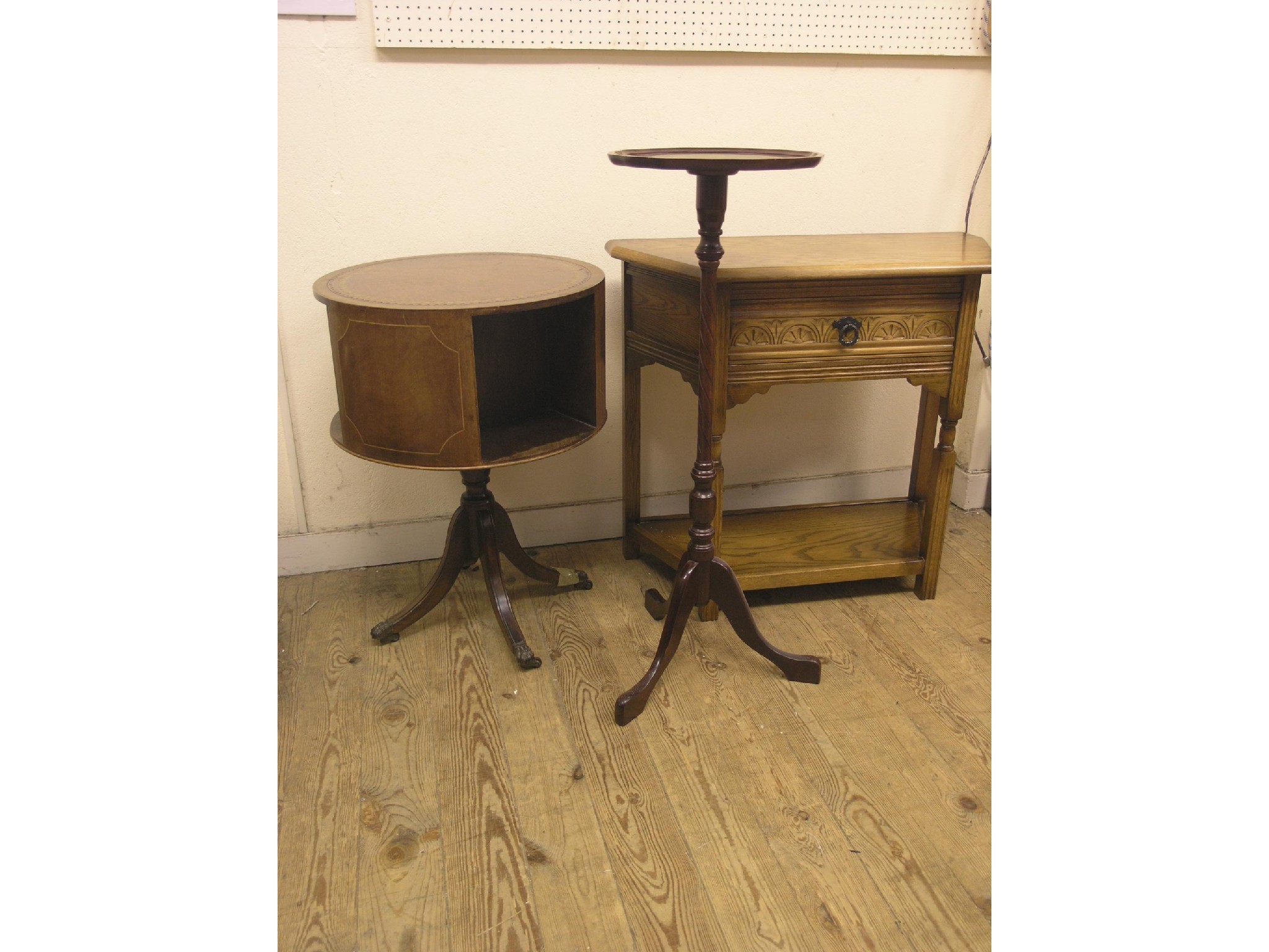 Appraisal: A medium oak credence table with single carved drawer ft