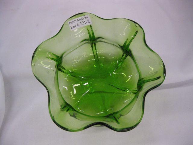 Appraisal: Victorian Emerald Art Glass Bowl floraform diameter attributed to Stevens