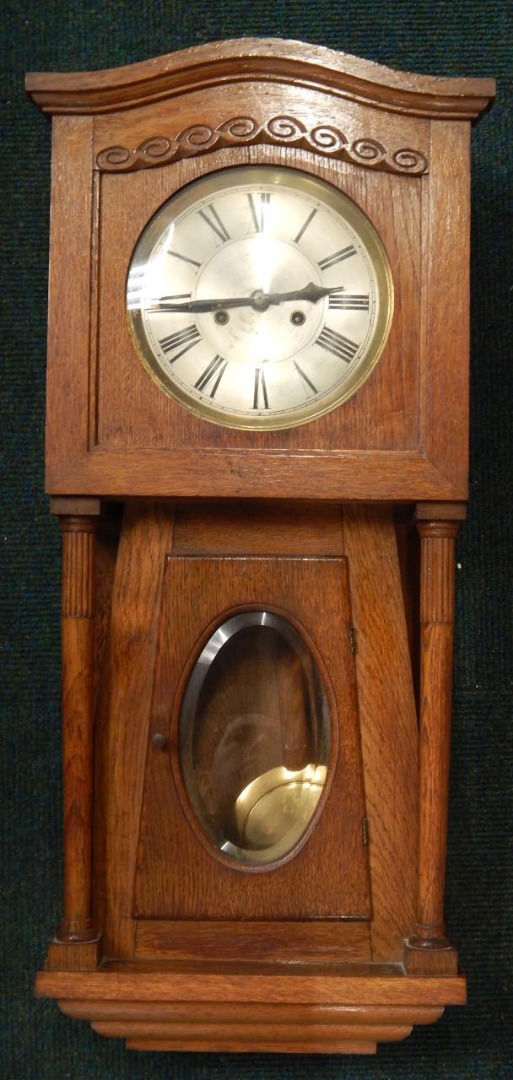 Appraisal: An early to mid- thC wall clock in a oak