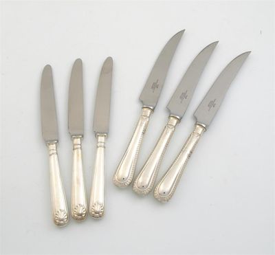 Appraisal: Twelve modern thread and shell pattern side knives with stainless