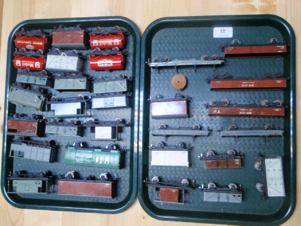 Appraisal: A collection of gauge tin plate and die-cast freight rolling