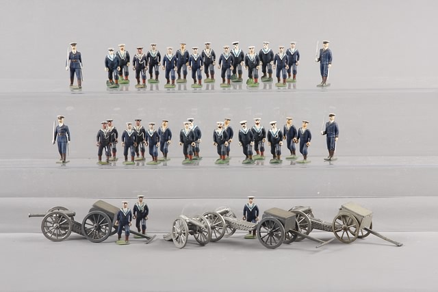 Appraisal: Lot of metal Royal Navy landing party personnel with limbers